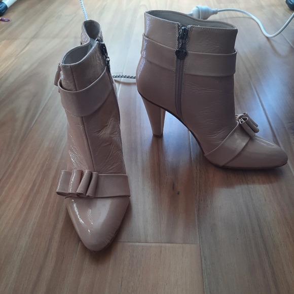 Alannah Hill beige bow boots 39 - Picture 2 of 10